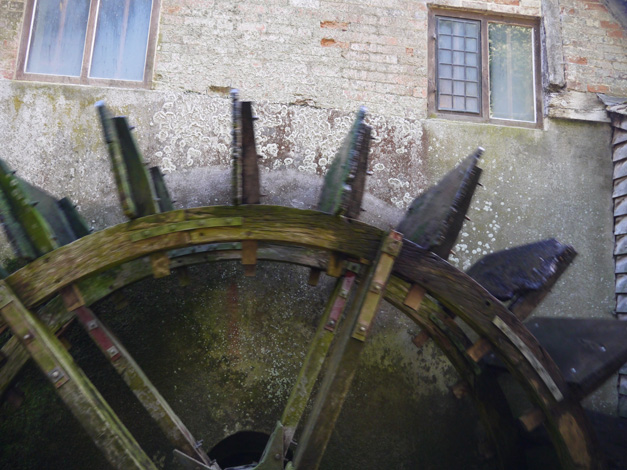 mapledurham the old mill wheel mapledurham the old mill wheel