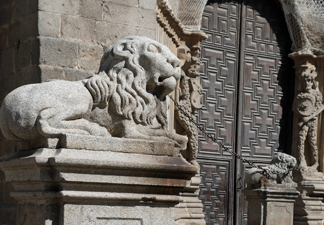 Chained Lions Avila Chained Lions Avila
