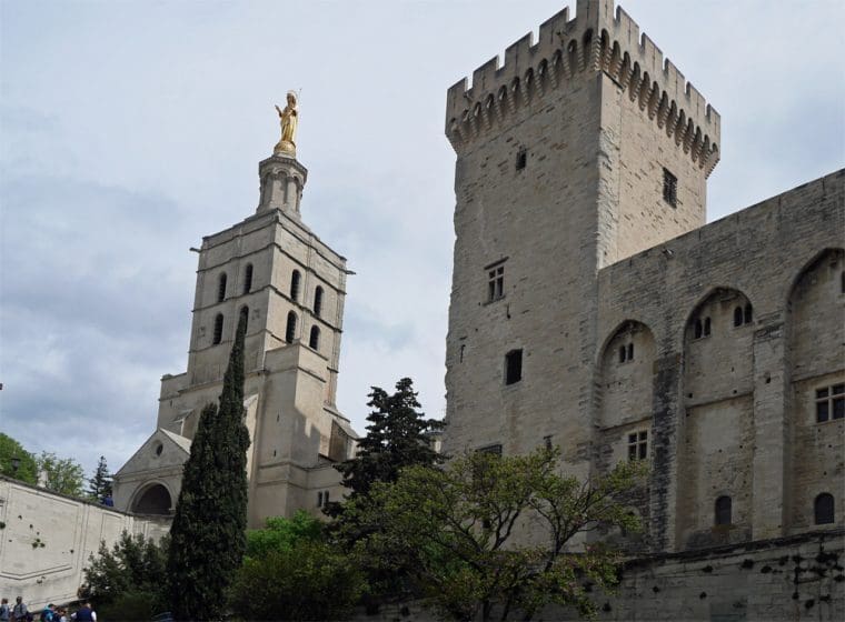 Palais des papes exterior 2
