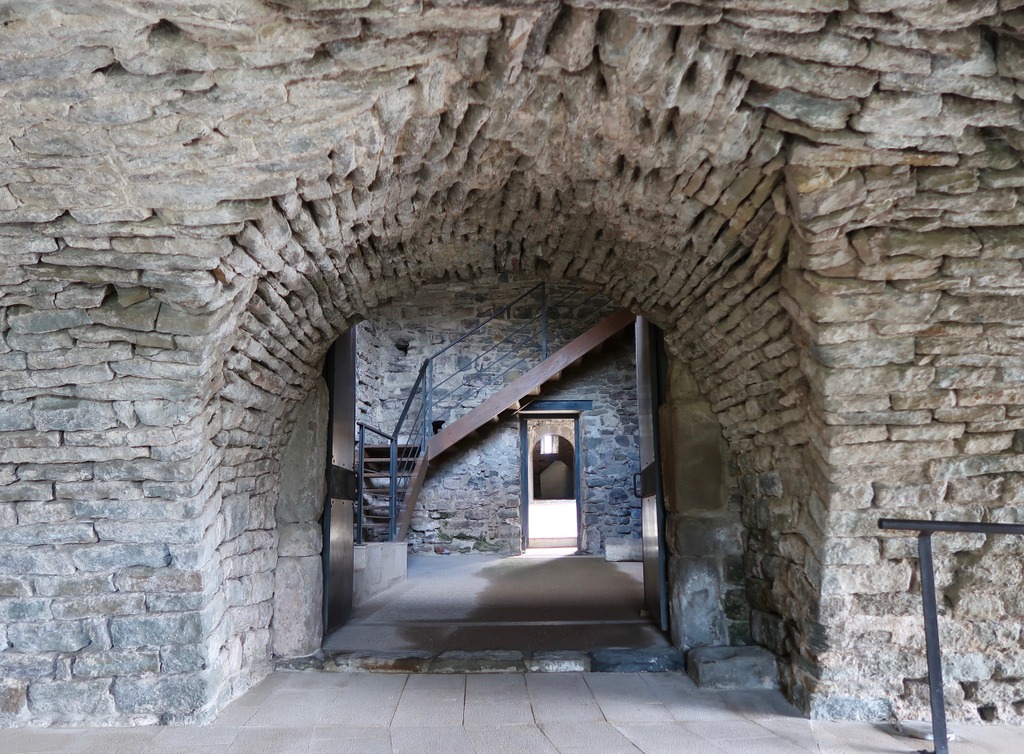 Sant Pere de Casserres - archway Sant Pere de Casserres - archway