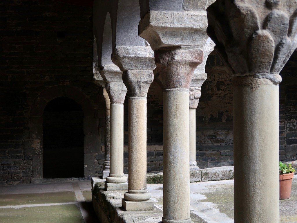 Sant Pere de Casserres - cloister pillars Sant Pere de Casserres - cloister pillars