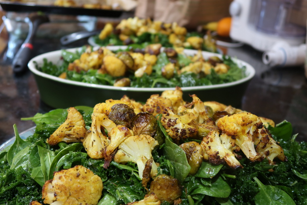 Kale salad with roasted cauliflower and sprouts Adventure Yogi - Kale salad with roasted cauliflower and sprouts