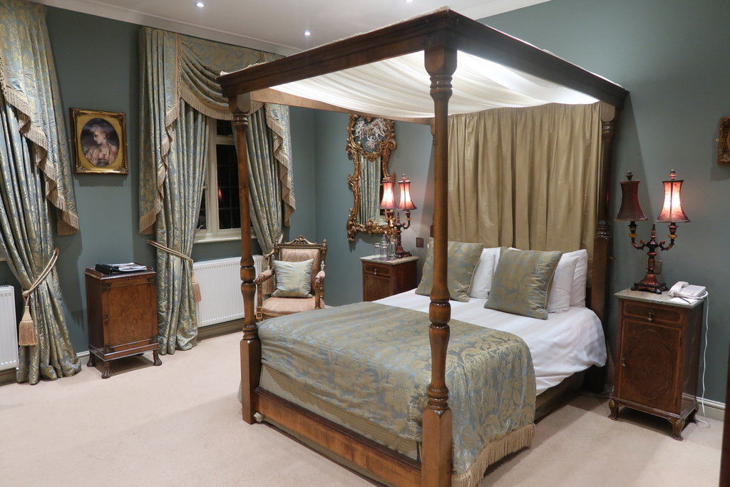 Ye Olde Bell Hotel bedroom Ye Olde Bell Hotel bedroom