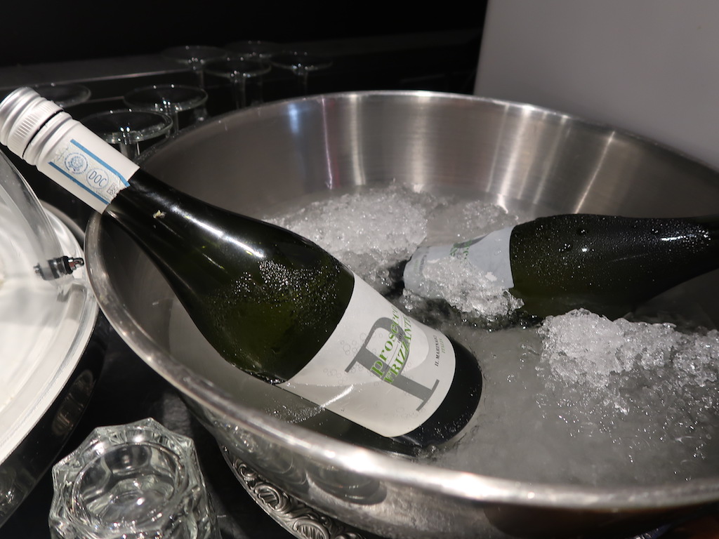Liège, La Penta Hotel breakfast prosecco