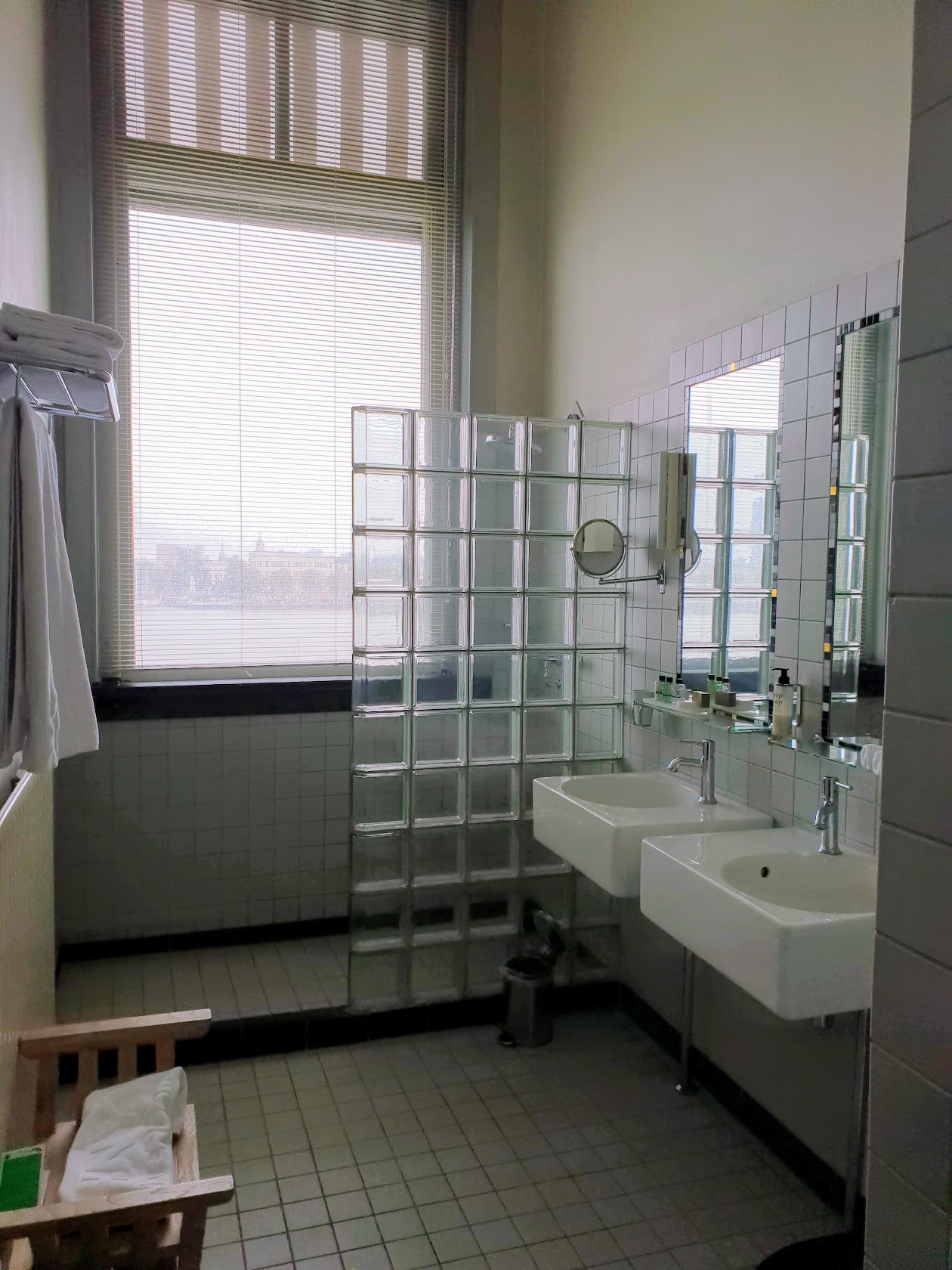 Hotel New York, Rotterdam, bathroom-min