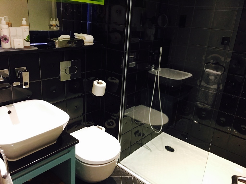 Hotel Indigo bathroom - Kensington Boutique Hotel