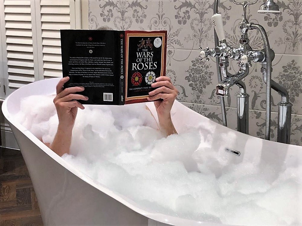 Tewkesbury Park - King Richard III bathroom - bubblebath