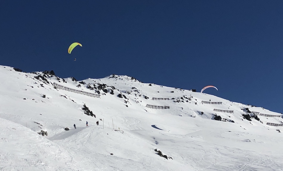 Parapentes above Méribel Mottaret Tarentaise