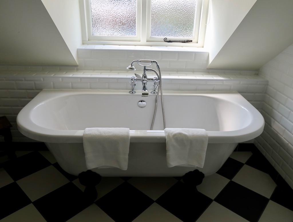 Claw foot Roll Top Bath at the Howard Arms Ilmington