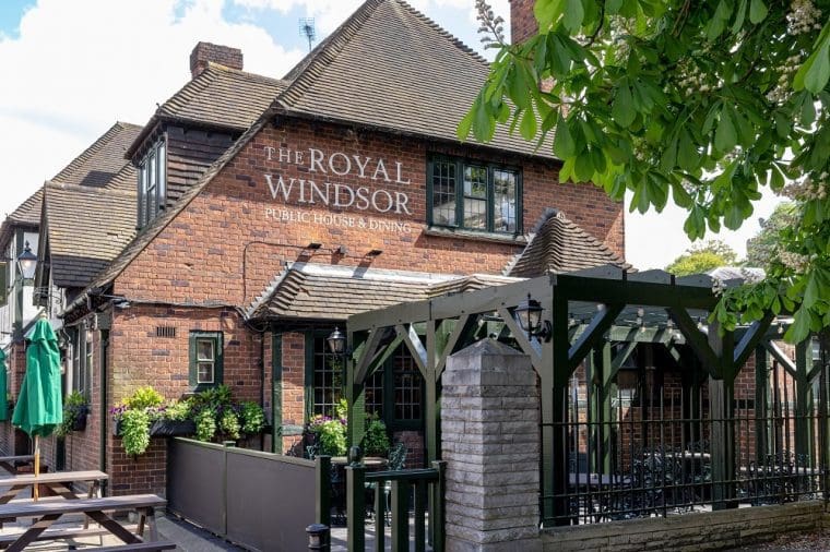 exterior of royal Windsor pub in Windsor