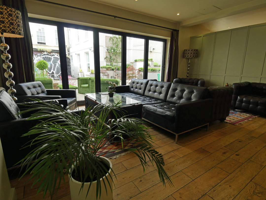 Brooks Guesthouse Living Room