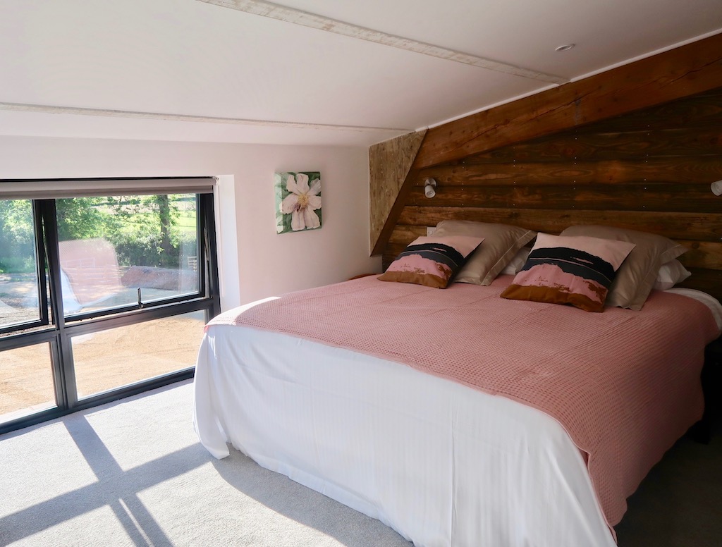 Devon Spotted Pig -Wild Oak Barn - bedroom