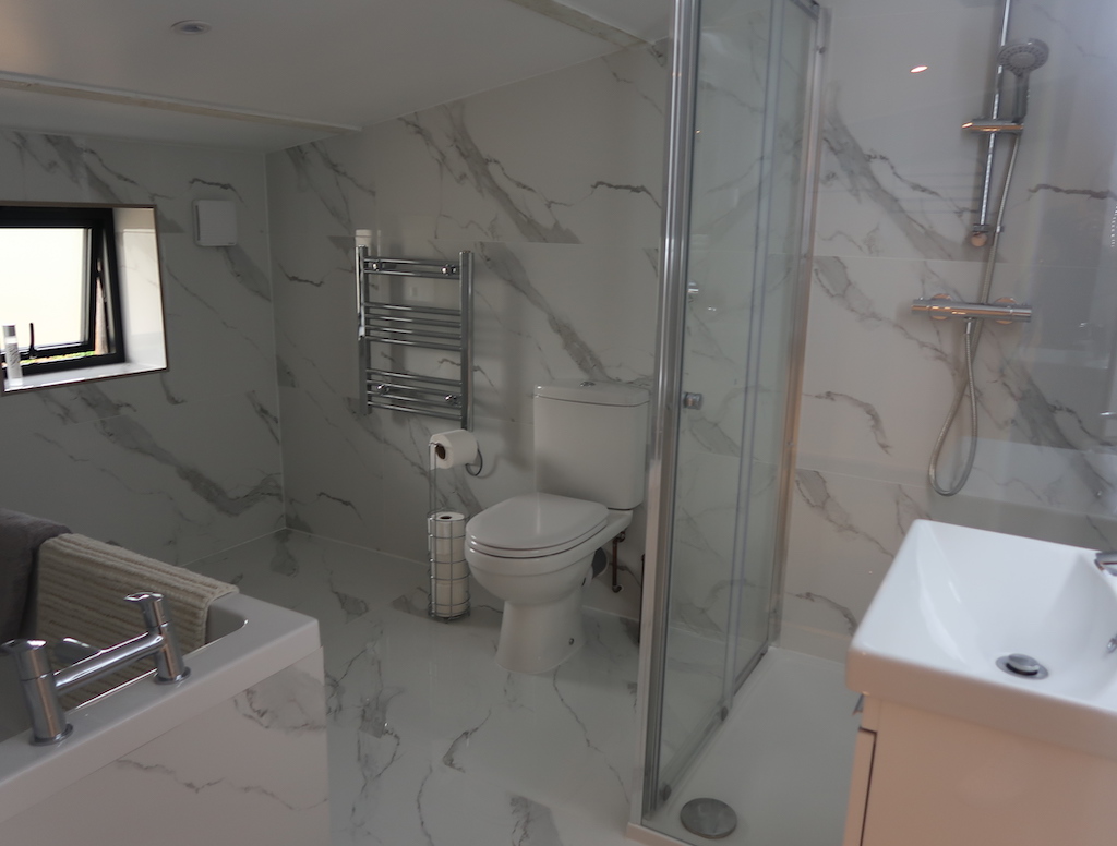 Old Oak Barn bathroom