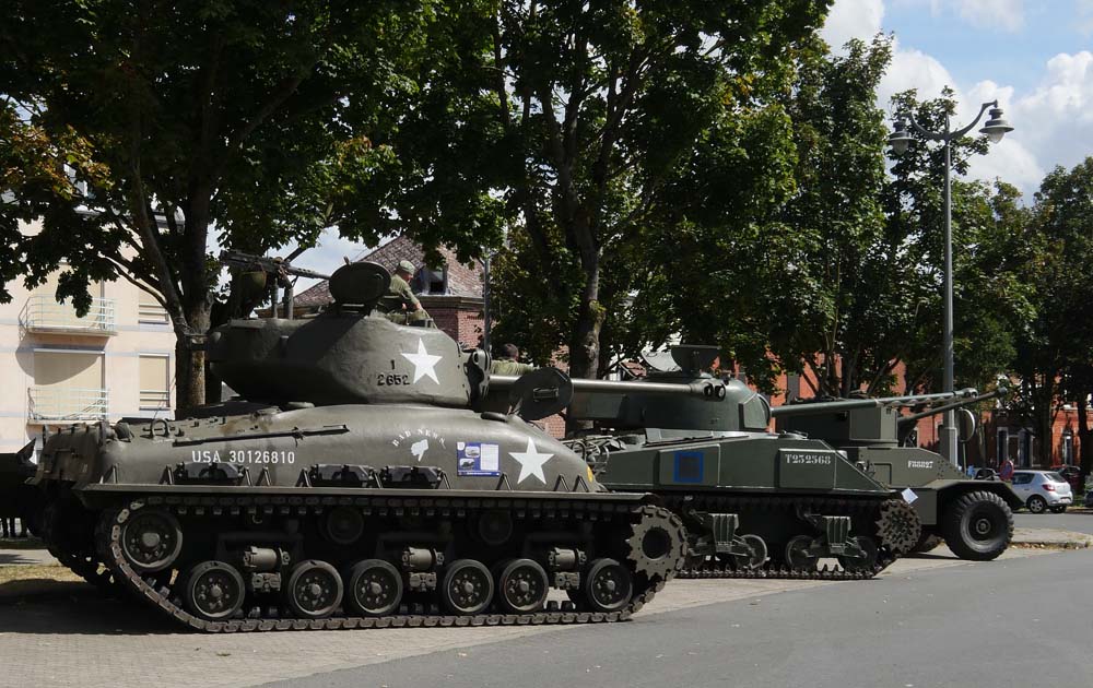 Tanks in Town Mons