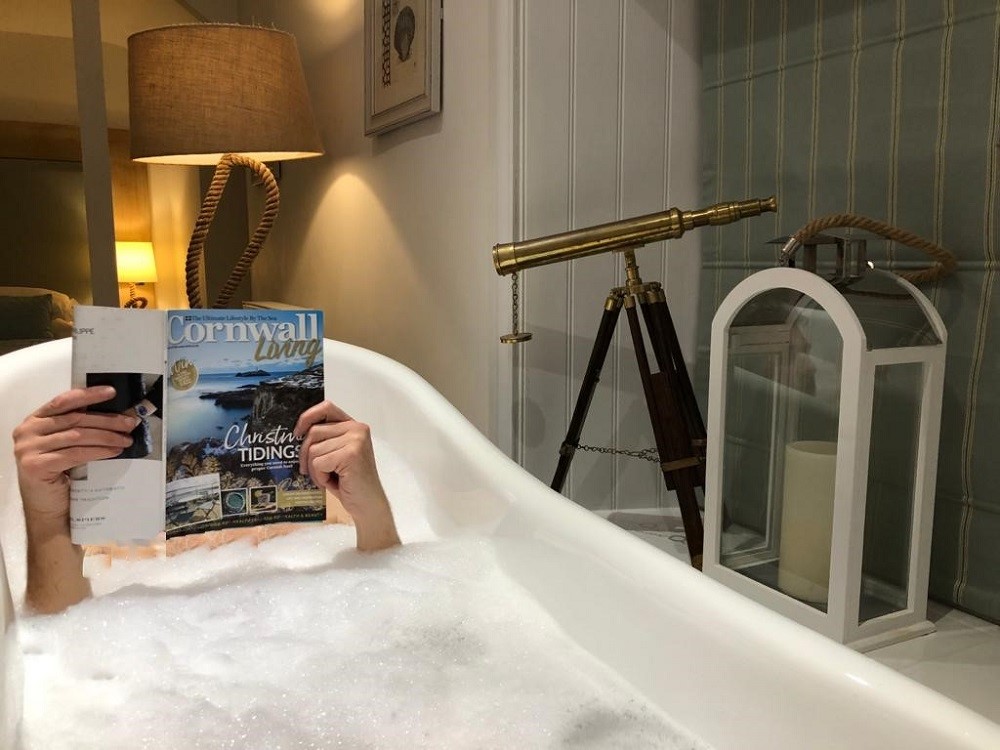 The-Lugger-Beach-Cottage-Bath-Time