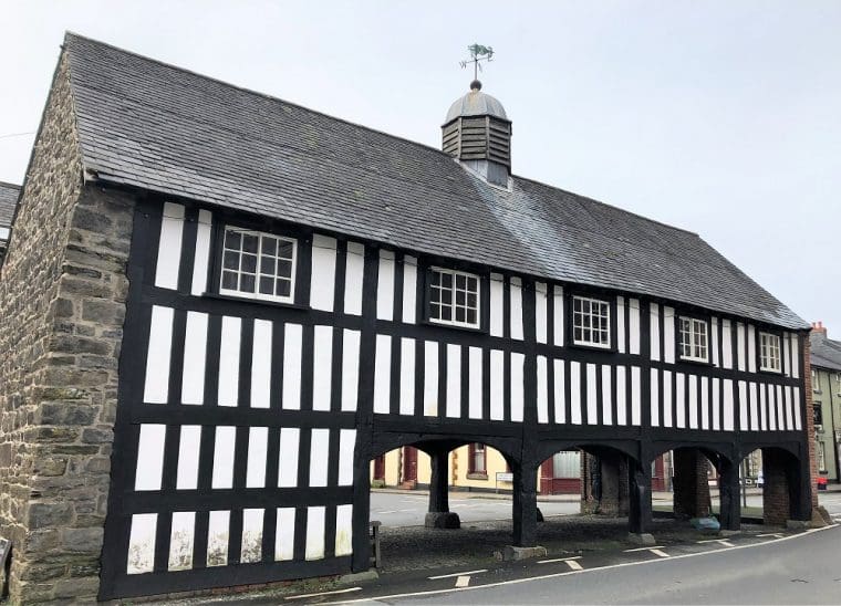 Black and white building in Llanidloes