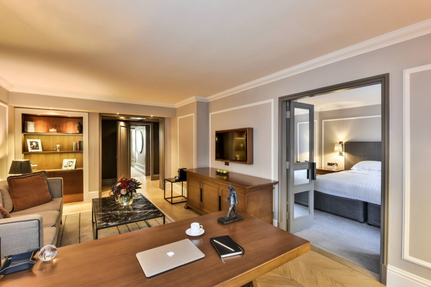Hyatt-Regency-London-Churchill-Regency-Executive-Suite-Living-Bedroom