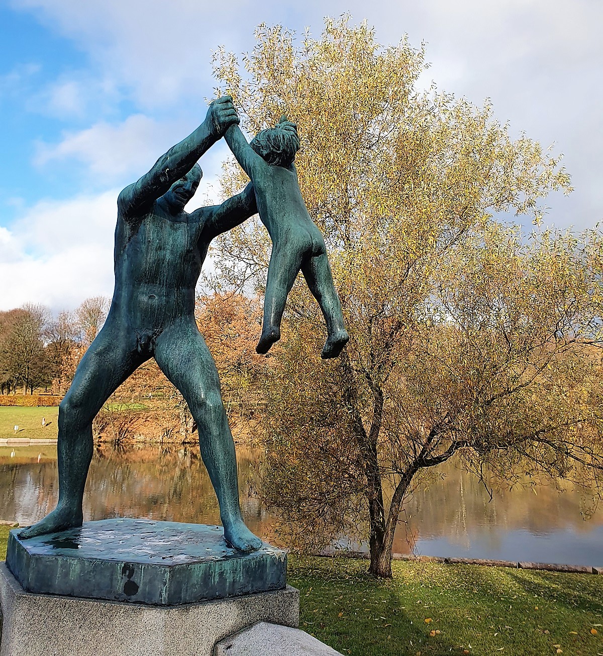 Oslo-Vigeland- statue man and child.