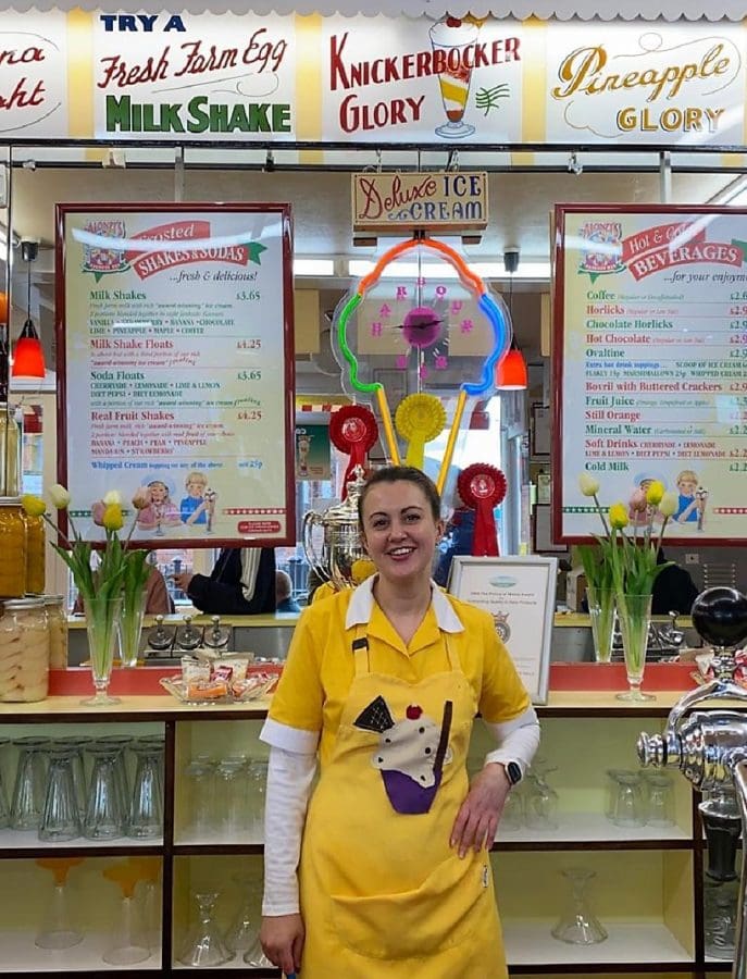 Picture of waitress at Alonzis Harbour Bar