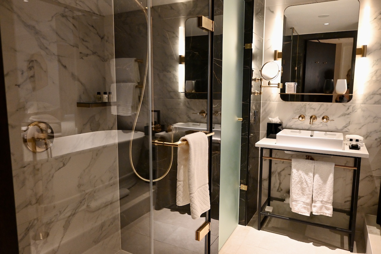 The Guardsman bathroom