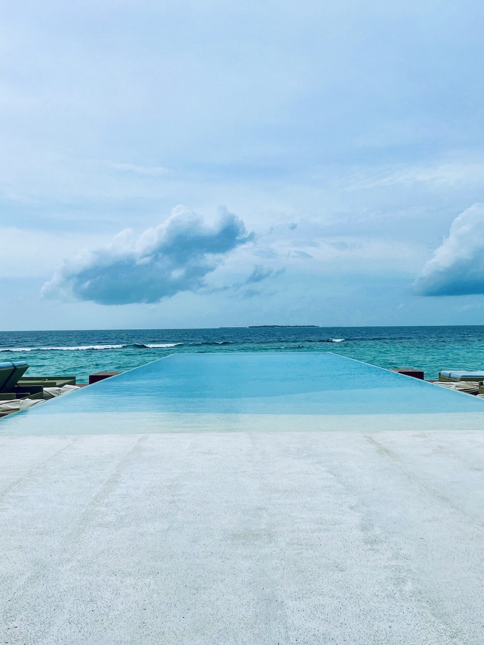Ocean Suite Undarus Infinity pool Maldives