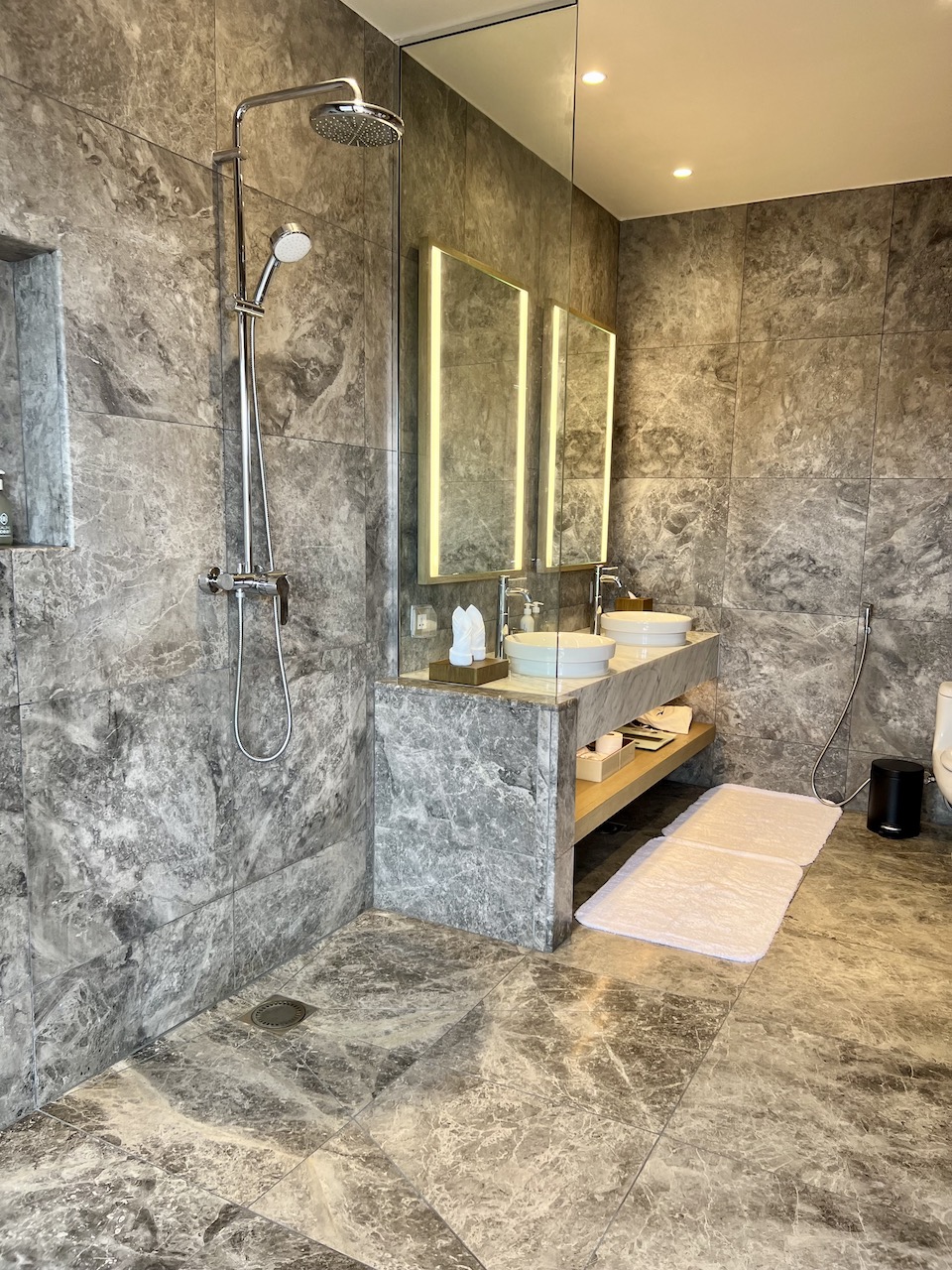 Ocean Villa bathroom Kagi