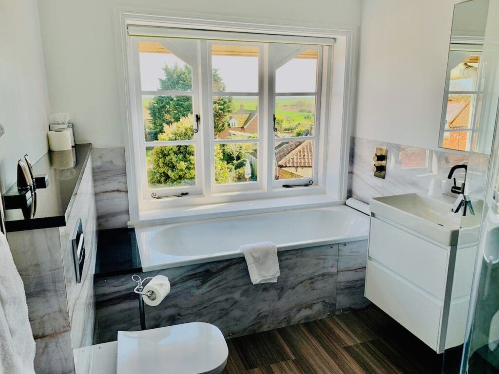 The Crown and Castle bathroom