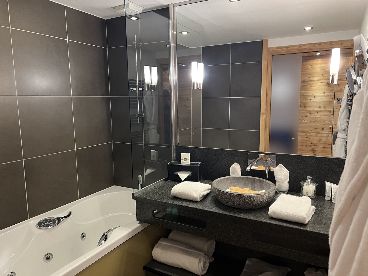Privilege room bathroom Au Coeur du Village