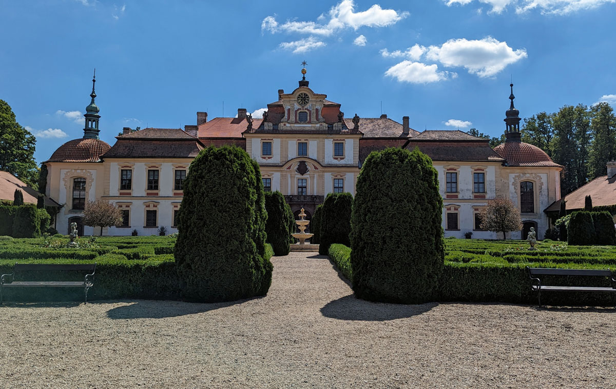 Chateau Jemniste entrance