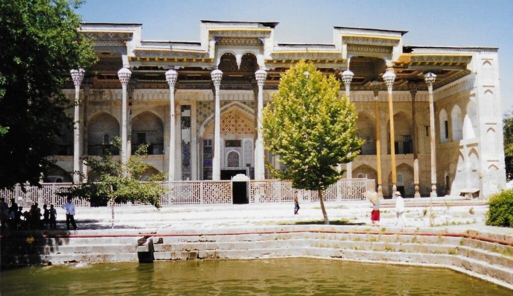 Bukhara.-Bolo-Khauz-mosque-pool