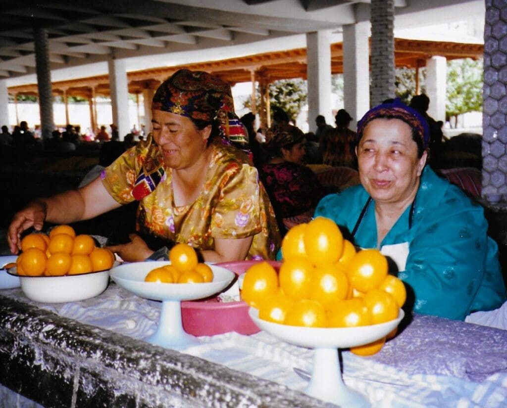 Bukhara.-Ladies-in-market.-orange lemons