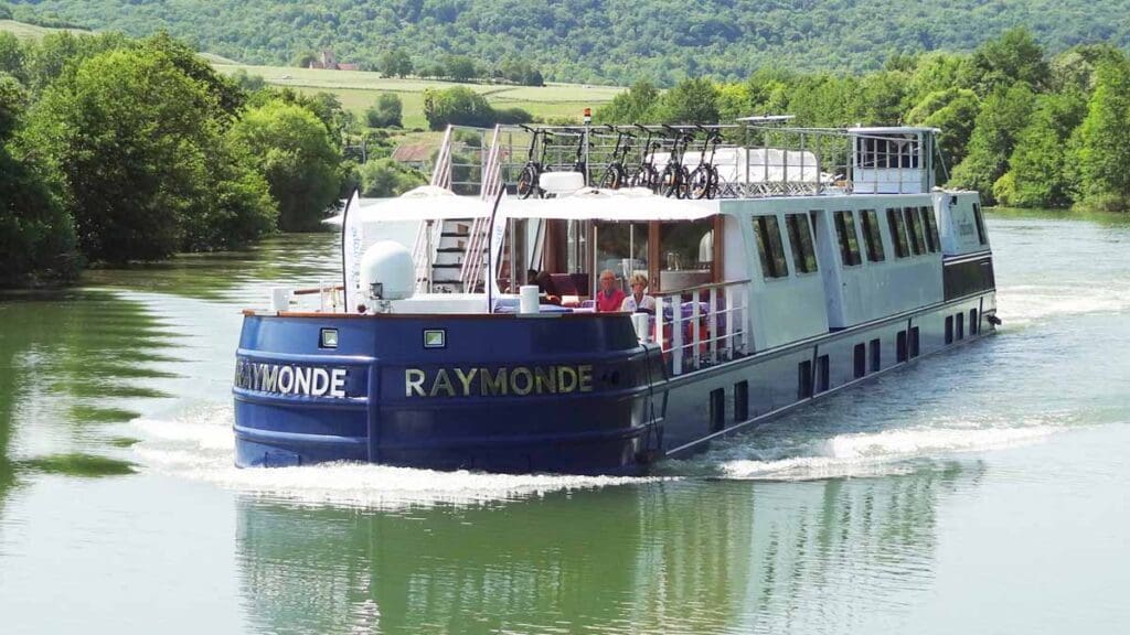 peniche-Raymonde-face-CroisiEurope-167449©letabatha.net - Barge Hotel