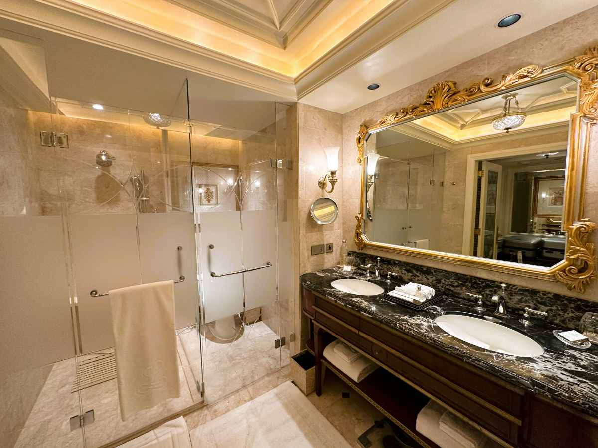 The-Leela-Palace-New-Delhi-premium-room-bathroom The Leela Palace New Delhi premium room bathroom