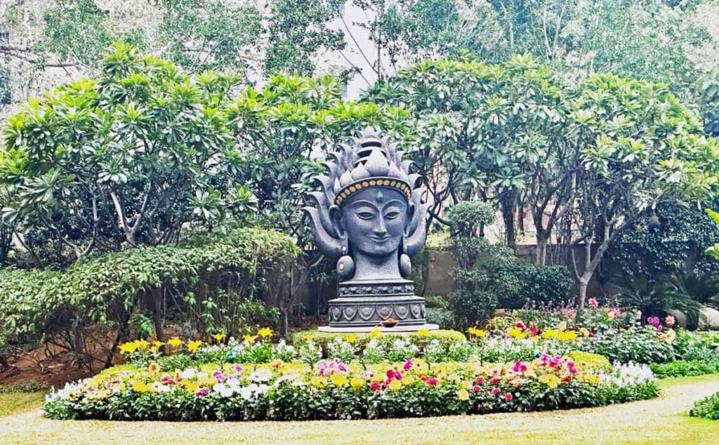The-Leela-Palace-New-Delhi-Devi-scultpure-by-Satish-Gupta-1-scaled