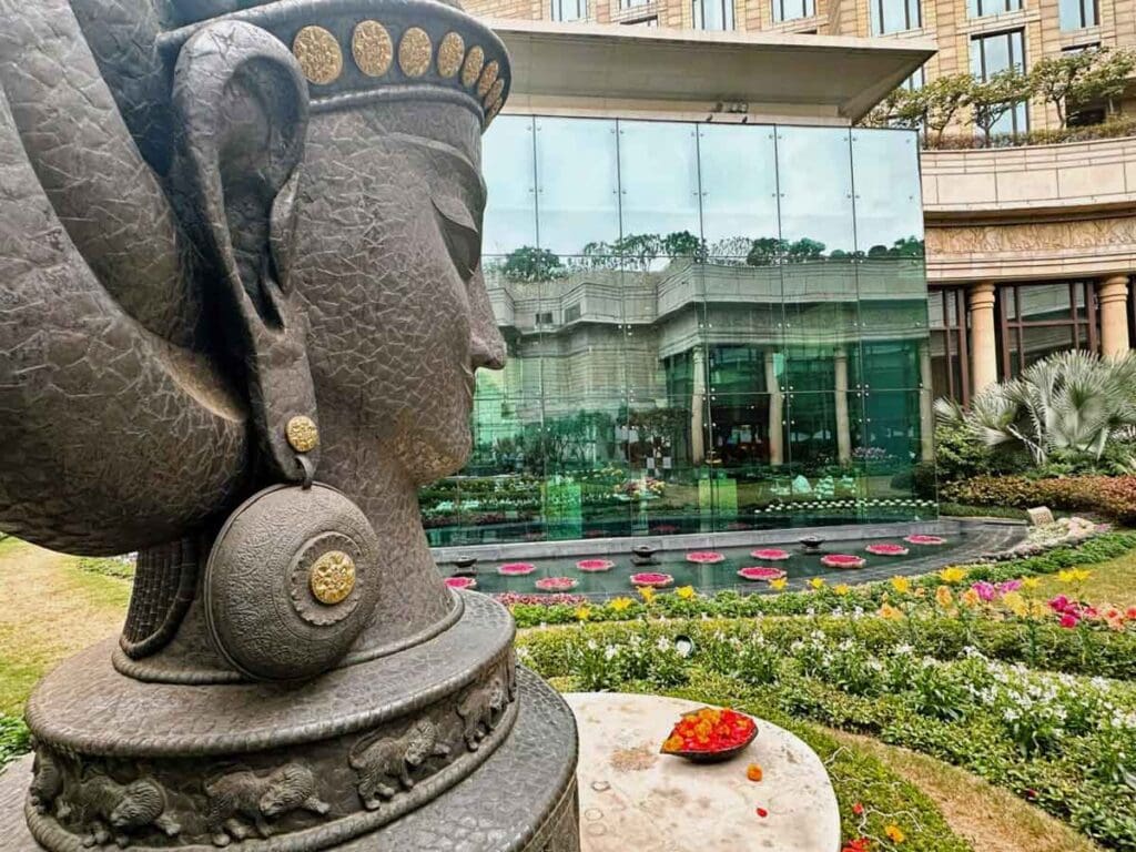 The-Leela-Palace-New-Delhi-garden-and-Devi-sculpture-scaled