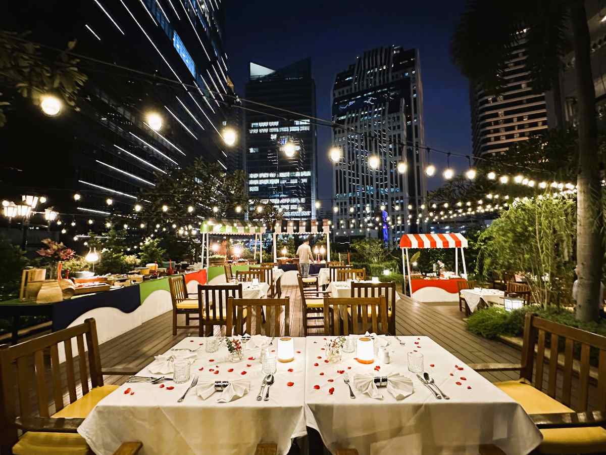 NH Bangkok Sukhumvit Boulevard hotel has a lovely roof terrace restaurant alongside the swimming pool