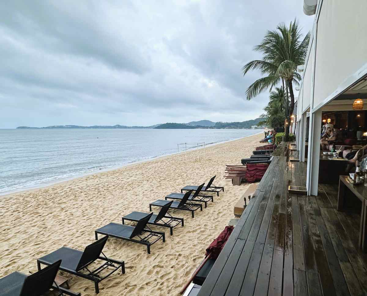 NH Collection Samui Peace Resort Sea Wrap restaurant looks over the beach