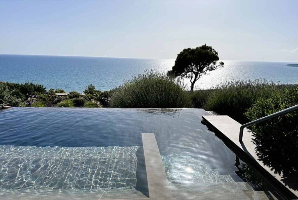 ADLER Spa resort Sicilia has a thalassotherapy pool overlooking the sea and the surrounding hills