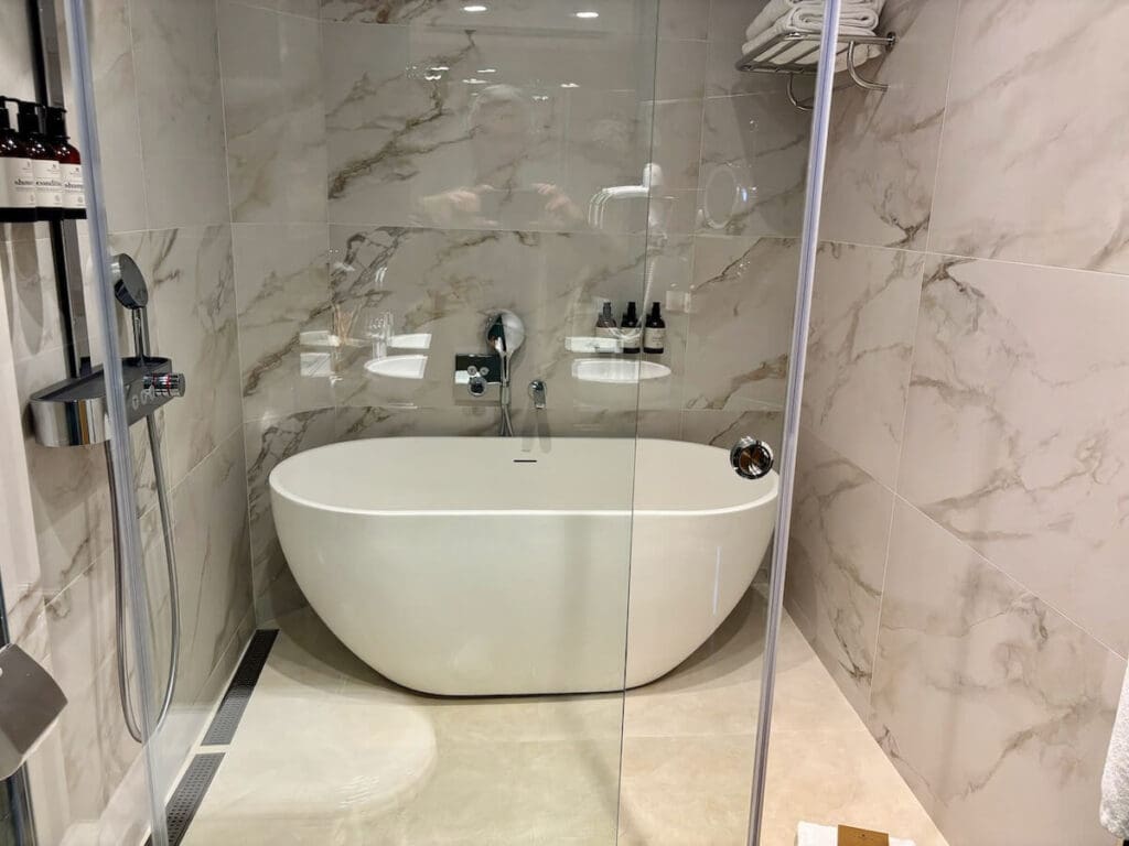 NH Collection Madrid Paseo del Prado bath