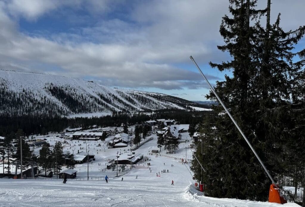Skiing down to the square at Tandådalen
