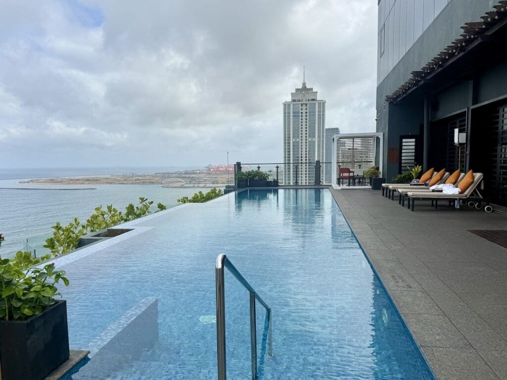Infinity pool Amari Colombo