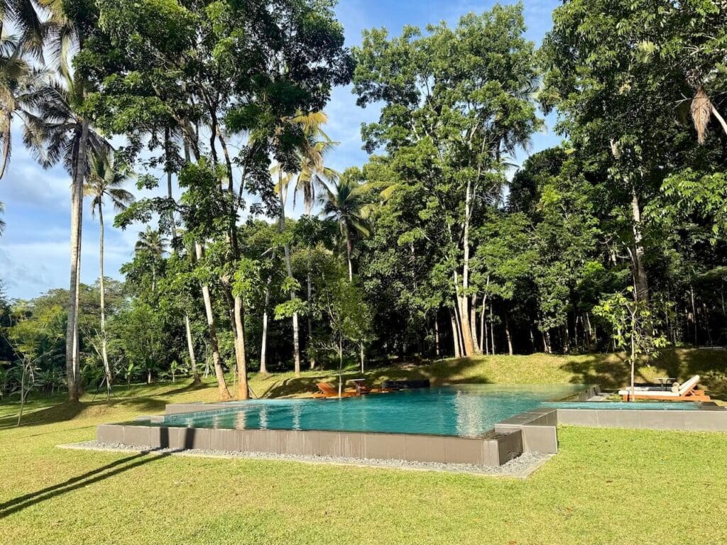 Jetwing Wahawa Walauwa pool and garden