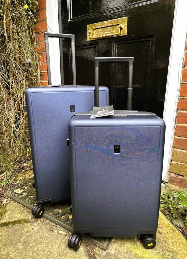 Level8 Luminous textured 2-piece set, 50 and 61 cms in navy.