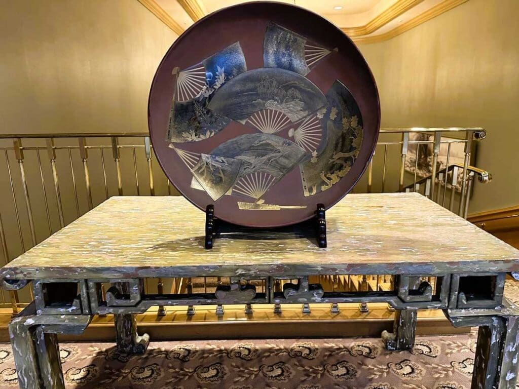 Hotel Chinzanso displays Japanese ceramics in the passages