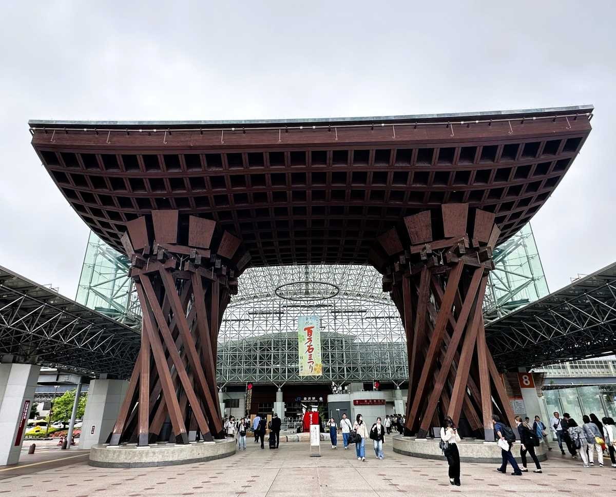 Tsuzumi gate at Kanazawa station