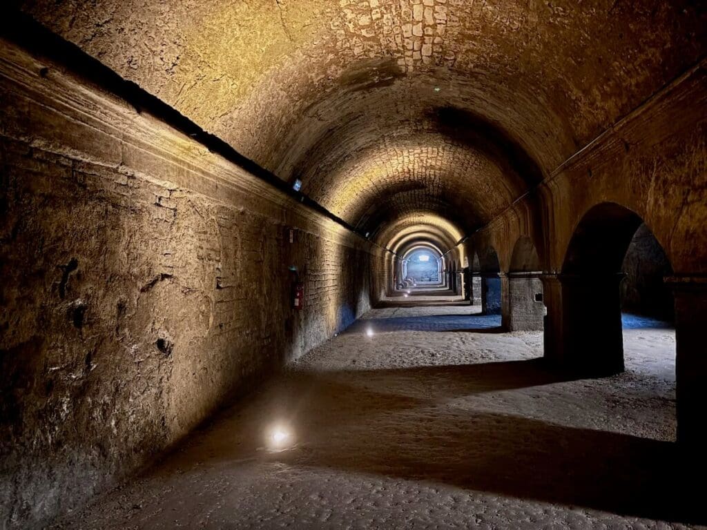 ARLES - Les Cryptoportiques